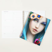 Ethereale vrouw met bloemen in haar blauwe haar planner (Display)