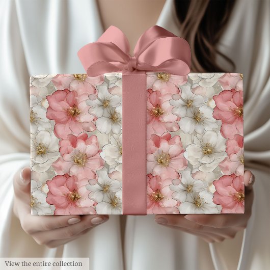 Ethereel roze en gouden bloemig cadeaupapier