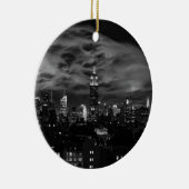 Etherele Wolken: NYC Silhouet, Emp St Geb BW Keramisch Ornament (Rechts)