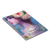 Etherische Angelic vrouw met bloemen in haar haar Notitieboek (Rechterzijde)
