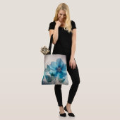 Etherische blauwe bloesem tote bag (Op model)