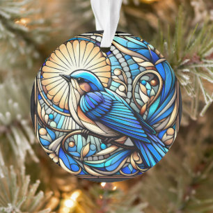 Etherische blauwe vogel neergestreken op raam ornament