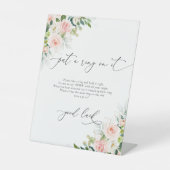 Etherische blush roze rozen zetten een ring op het reclamebord met voetstuk (Voorkant)