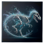 Etherische Dinosaurus Skelet in Beweging bij Nacht Tegeltje (Voorkant)