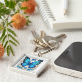 Etherische flutter: minimalistisch vlindersilhouet sleutelhanger (Zijkant)