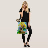 ETHERISCHE Paardenbloemen in Neon Dreamscape Tote Bag (Op model)