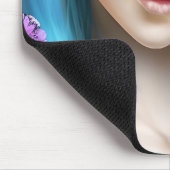 Etherische vrouw met bloemen in haar blauwe haar muismat (Hoek)