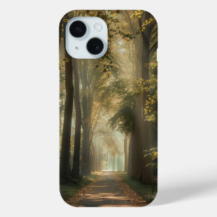 Etherische weg onder de bomen iPhone 15 case