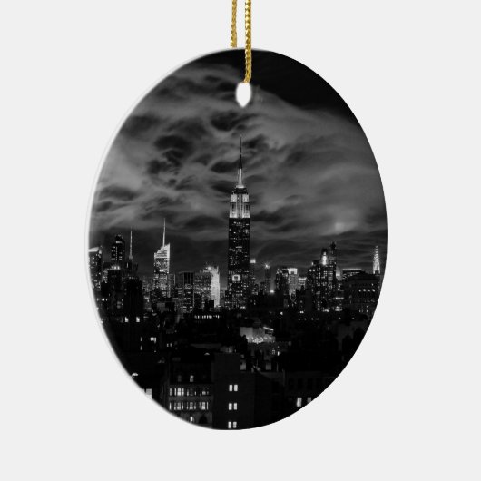 Etherische wolken: NYC Skyline, EMP St Bldg BW Keramisch Ornament (Rechts)