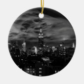 Etherische wolken: NYC Skyline, EMP St Bldg BW Keramisch Ornament (Voorkant)