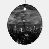 Etherische wolken: NYC Skyline, EMP St Bldg BW Keramisch Ornament (Links)
