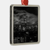 Etherische wolken: NYC Skyline, EMP St Bldg BW Metalen Ornament (Rechts)