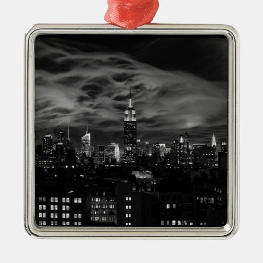 Etherische wolken: NYC Skyline, EMP St Bldg BW Metalen Ornament (Voorkant)