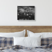 Etherische wolken: NYC Skyline, ESB zwart-wit Canvas Afdruk (Insitu (Slaapkamer))