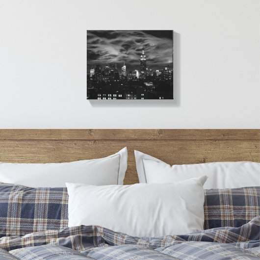 Etherische wolken: NYC Skyline, ESB zwart-wit Canvas Afdruk (Insitu (Slaapkamer))