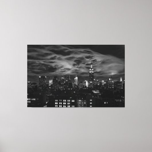 Etherische wolken: NYC Skyline, ESB zwart-wit Canvas Afdruk (Voorkant)