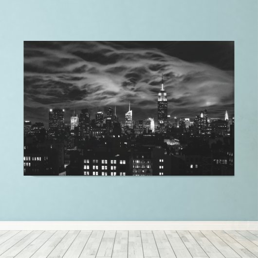 Etherische wolken: NYC Skyline, ESB zwart-wit Canvas Afdruk (Insitu (Houten vloer))
