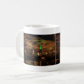 Etherische wolken: NYC Skyline, ESB zwart-wit Koffiemok (Voorkant links)