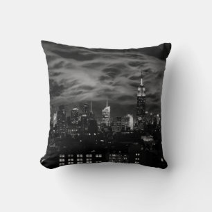 Etherische wolken: NYC Skyline, ESB zwart-wit Kussen