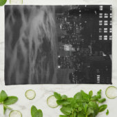 Etherische wolken: NYC Skyline, ESB zwart-wit Theedoek (Gevouwen)