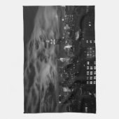 Etherische wolken: NYC Skyline, ESB zwart-wit Theedoek (Verticaal)