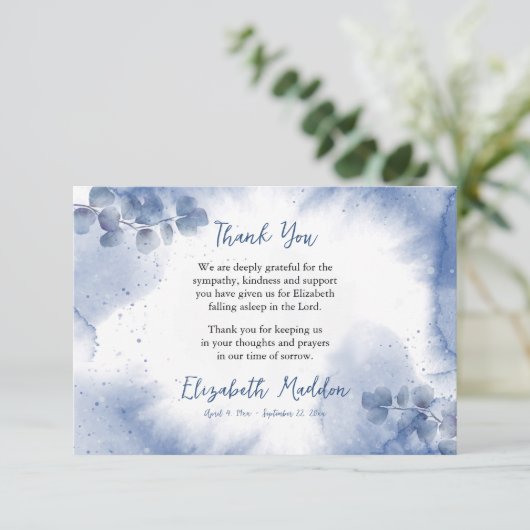 Etherische zachte blauwe eucalyptus begrafenis bedankkaart (Staand voorkant)