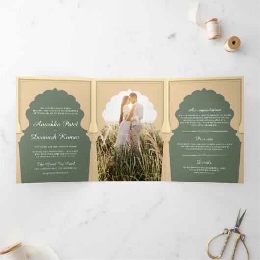 Ethnic Boho Indian Ivory Sage Green Arch Wedding Drieluik Uitnodiging (Binnen)