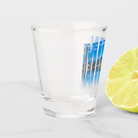 Etiket Milaan, samengesteld uit de skyline van Mil Shot Glas (Links)