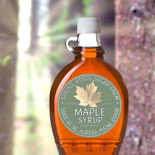 Etiket op groene mantel met suikermapelleder