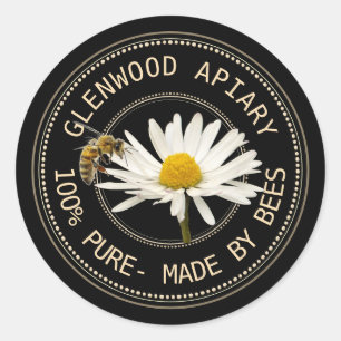 Etiket op honing met bijen en Daisy op zwart