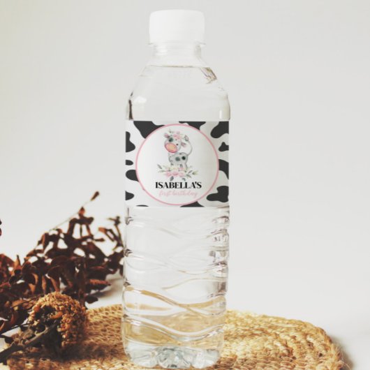 Etiket op waterflesje koe op zaterdag