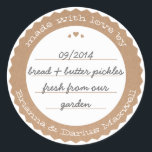 Etiket voor voedingsmiddelen sticker Cirkelkraftpa<br><div class="desc">De perfecte finishing touch voor een zelfgemaakt geschenk uit de keuken dit kraftpapier en wit label is een heerlijke mix van chique en rustiek en zou er geweldig uitzien op een jam met gingham lint. Vergeet niet te personaliseren met jouw naam en persoonlijke boodschap. Voer een beschrijving of inblikdatum in...</div>