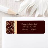 Etiketten op roestbruine perzikdenkegel (Insitu)