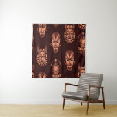 Etnisch Afrikaanse maskers, donkere achtergrond Wandkleed (In situ)