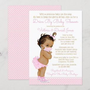 Etnisch babymeisje met mondkapje rijden door Baby  Kaart