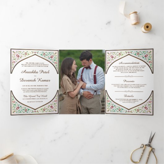 Etnisch Bruin  Bloemboog Indische bruiloft Drieluik Uitnodiging (Binnen)