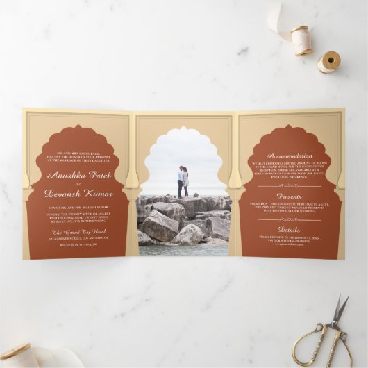 Etnisch Indisch Ivoorboog Sinaasappel Terracotta B Drieluik Uitnodiging (Binnen)