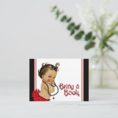 Etnisch meisje lieveheersbeestje brengen een boek  informatiekaartje (Staand voorkant)