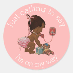  etnisch meisje op telefoon Baby shower Ronde Sticker