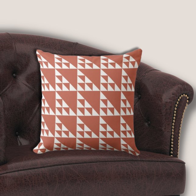 Etnische bruine en witte driehoek Herhaal patroon Kussen (Ethnic Brown & White Triangle Repeat Pattern Throw Pillow)