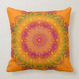 Etnische florale mandala op oranje achtergrond. kussen