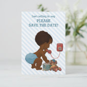 Etnische jongen op telefoon diagonale streep Save Save The Date (Staand voorkant)
