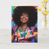 Etnische Plus Size Vrouw met Afro Levendige Verjaa Kaart (Gele Bloem)