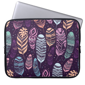 Etnische veren naadloos patroon. laptop sleeve