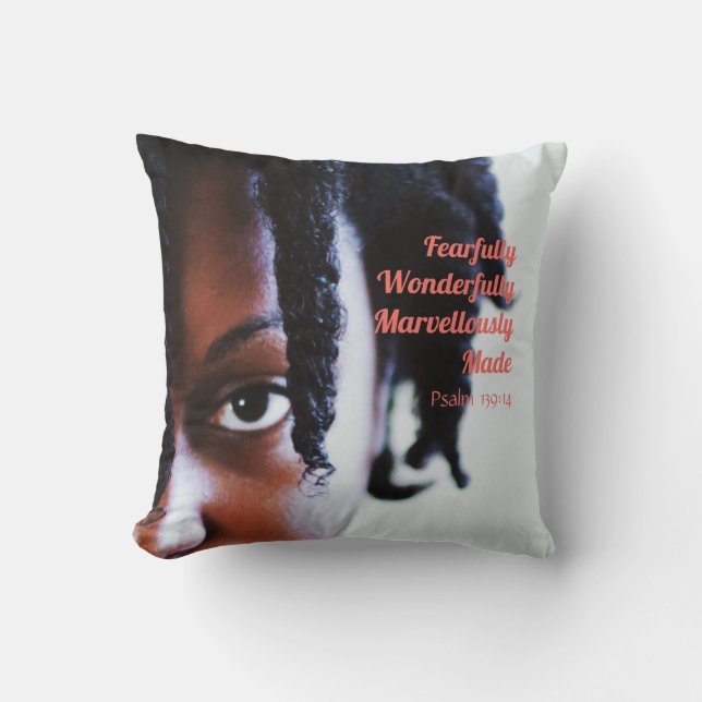 Etnische vrouw heeft Christelijk geel gemaakt Kussen (Voorkant)