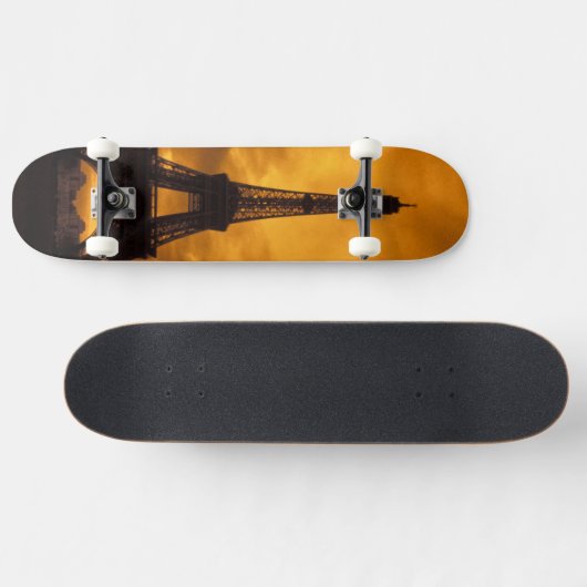 EU, Frankrijk, Parijs.  Eiffeltoren. Skateboard (Horizontaal)