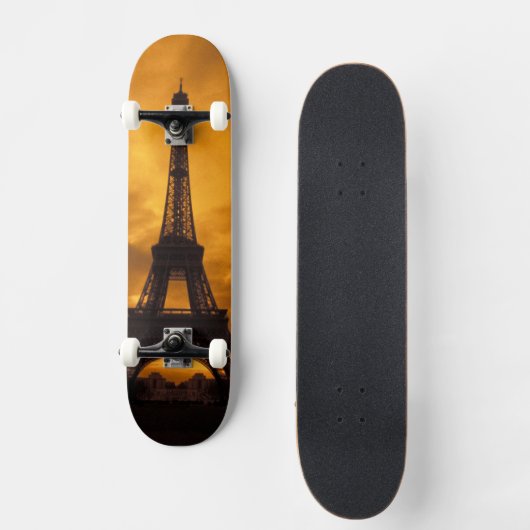 EU, Frankrijk, Parijs.  Eiffeltoren. Skateboard (Voorkant)