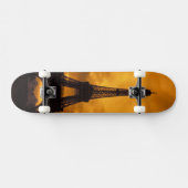 EU, Frankrijk, Parijs.  Eiffeltoren. Skateboard (Horizontaal)