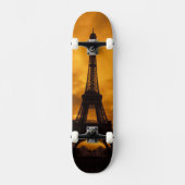 EU, Frankrijk, Parijs.  Eiffeltoren. Skateboard (Voorkant)