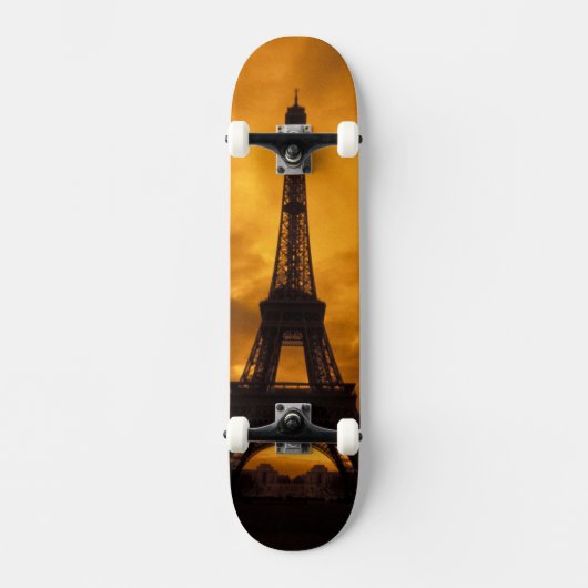 EU, Frankrijk, Parijs.  Eiffeltoren. Skateboard (Voorkant)